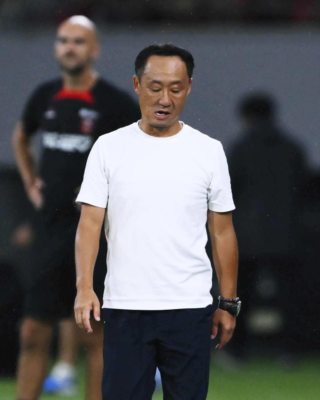 浦和と引き分け、うつむく町田黒田監督（共同）