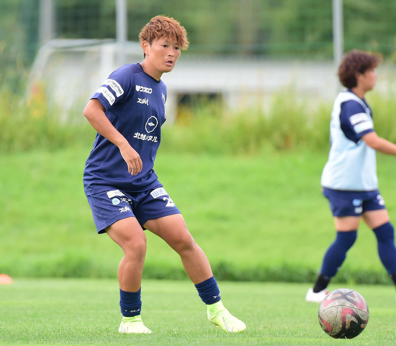 パスを出す新潟レディース上尾野辺（撮影・大島享也）