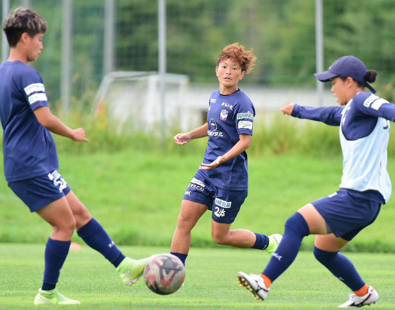 パスを要求する新潟レディース上尾野辺（中央）（撮影・大島享也）