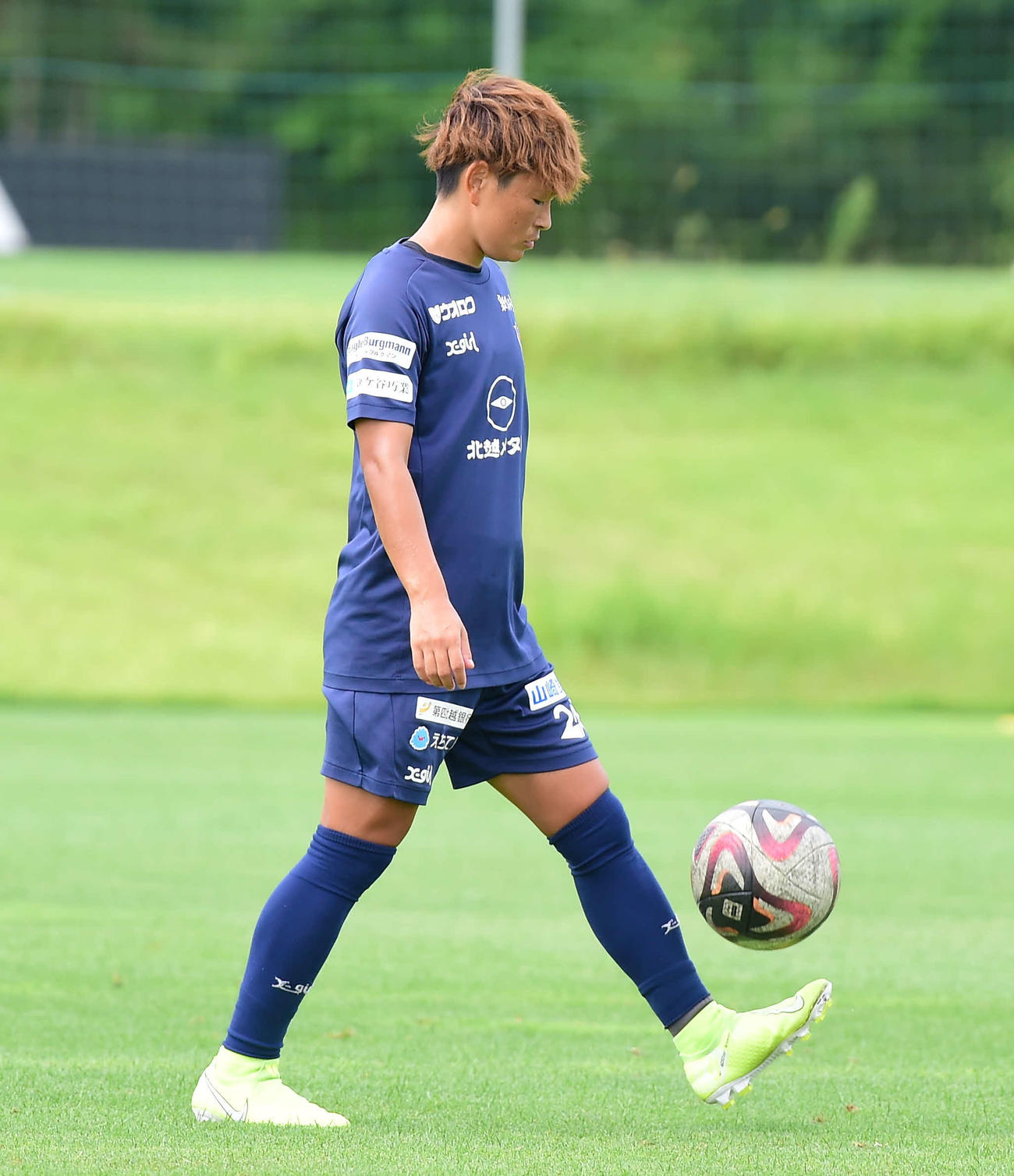 練習の合間でリフティングをする新潟レディース上尾野辺