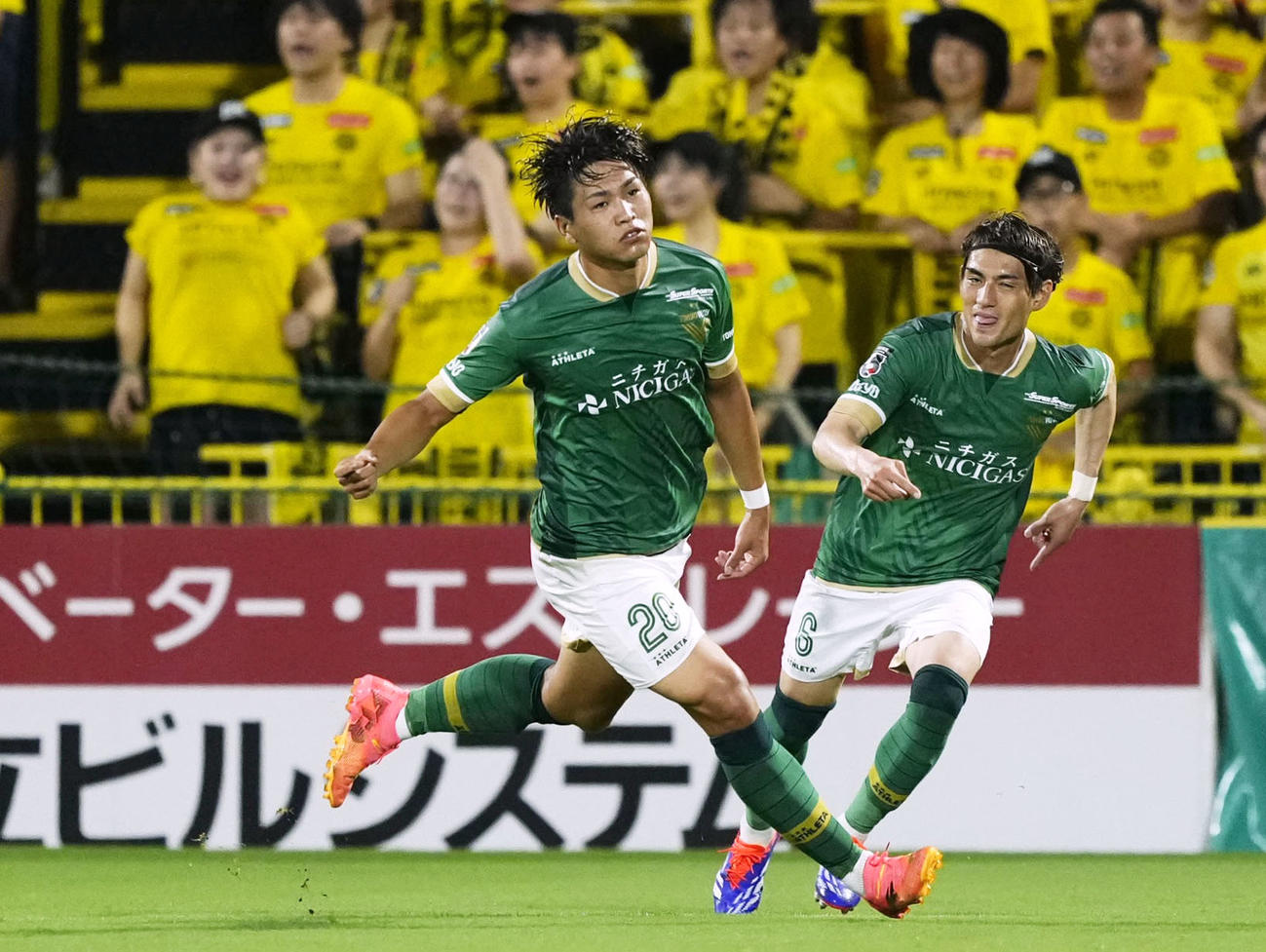 前半、ゴールを決め駆け出す東京V木村（左）（共同）