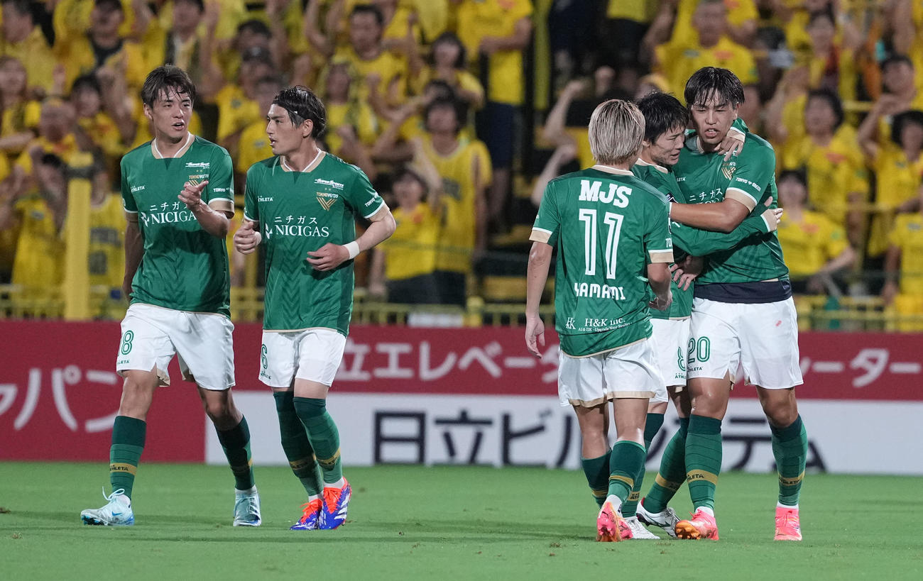 柏対東京V　前半、ゴールを決め喜ぶ東京V木村（右）（撮影・鈴木みどり）
