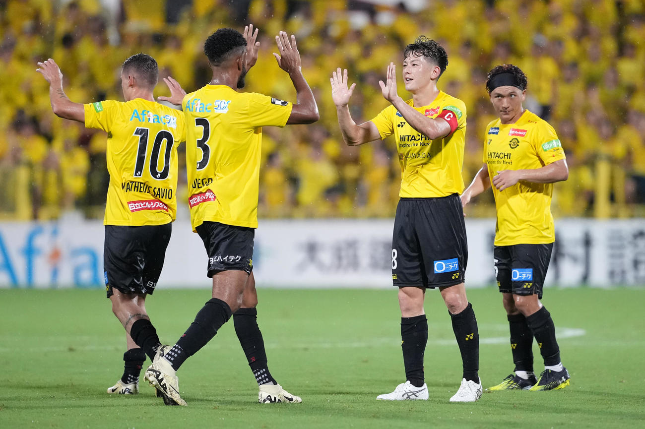 柏対東京V　前半、ゴールを決め喜ぶ柏戸嶋（右から2人目）（撮影・鈴木みどり）