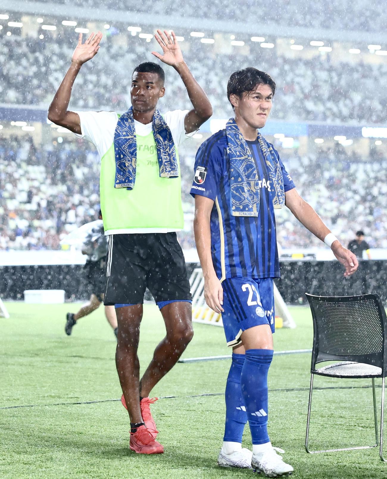 町田対浦和　試合後、サポーターの声援に応えながら引き揚げる町田望月ヘンリー（左）（撮影・河田真司）
