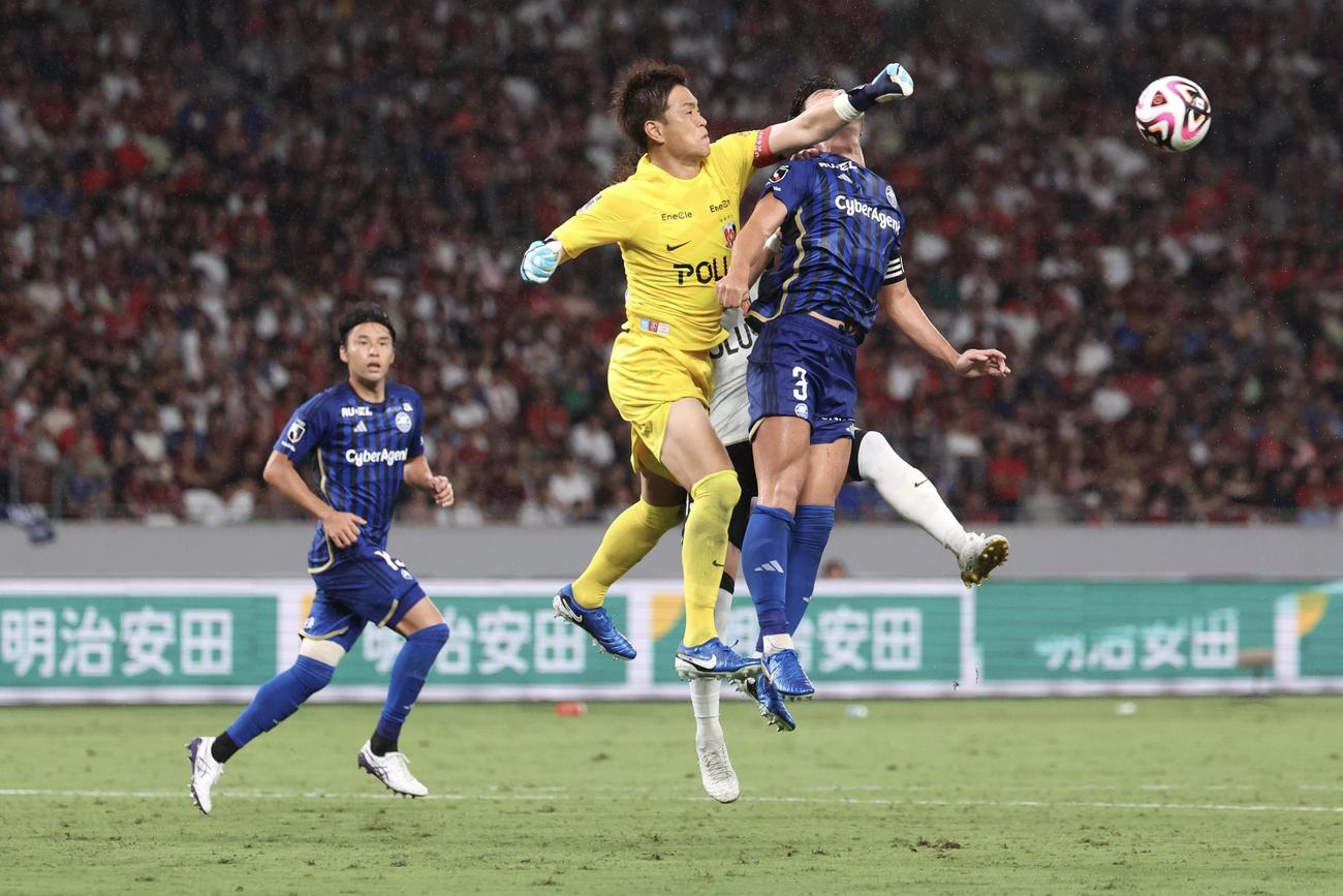 町田対浦和　後半、パンチングでボールを止める浦和GK西川（撮影・河田真司）