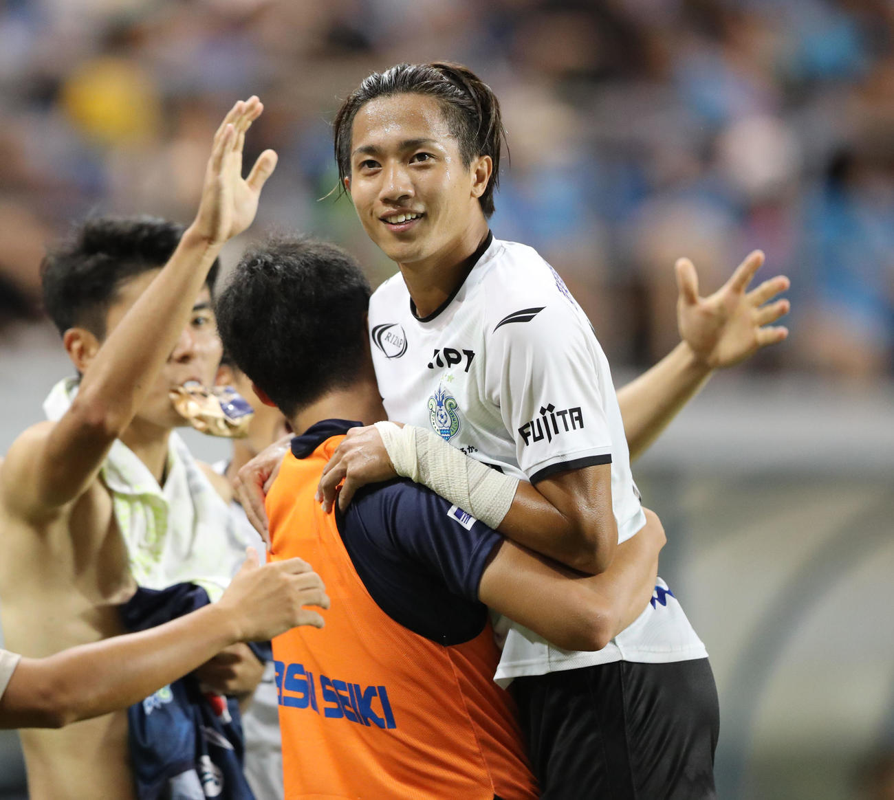 鳥栖対湘南　後半、湘南福田は勝ち越しゴールを決めサポーターにアピール（撮影・梅根麻紀）