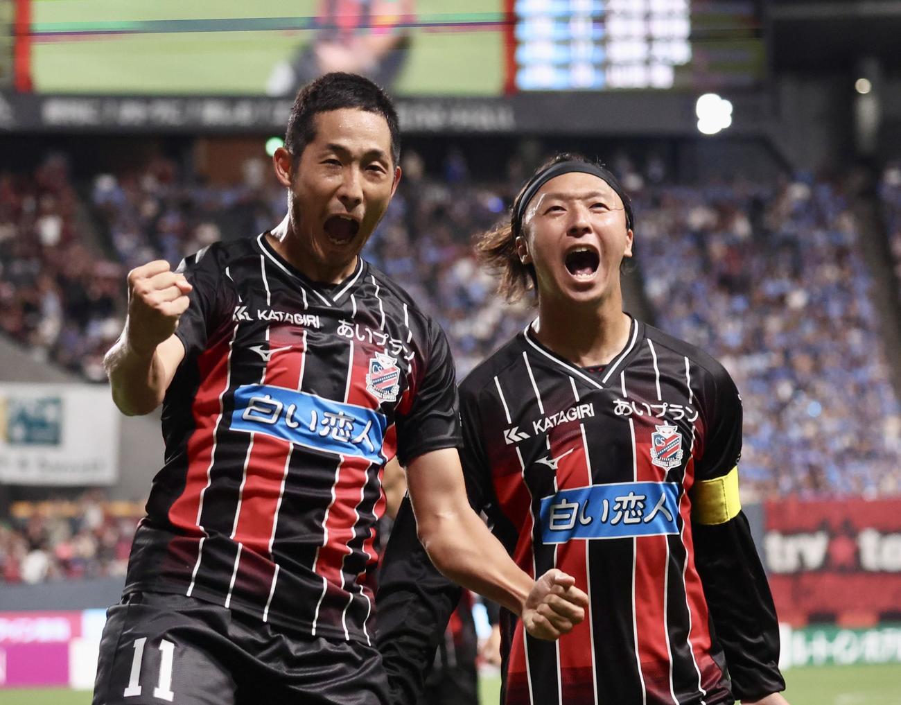 札幌対川崎F　後半、ゴールを決めガッツポーズをする札幌青木（撮影・佐藤翔太）
