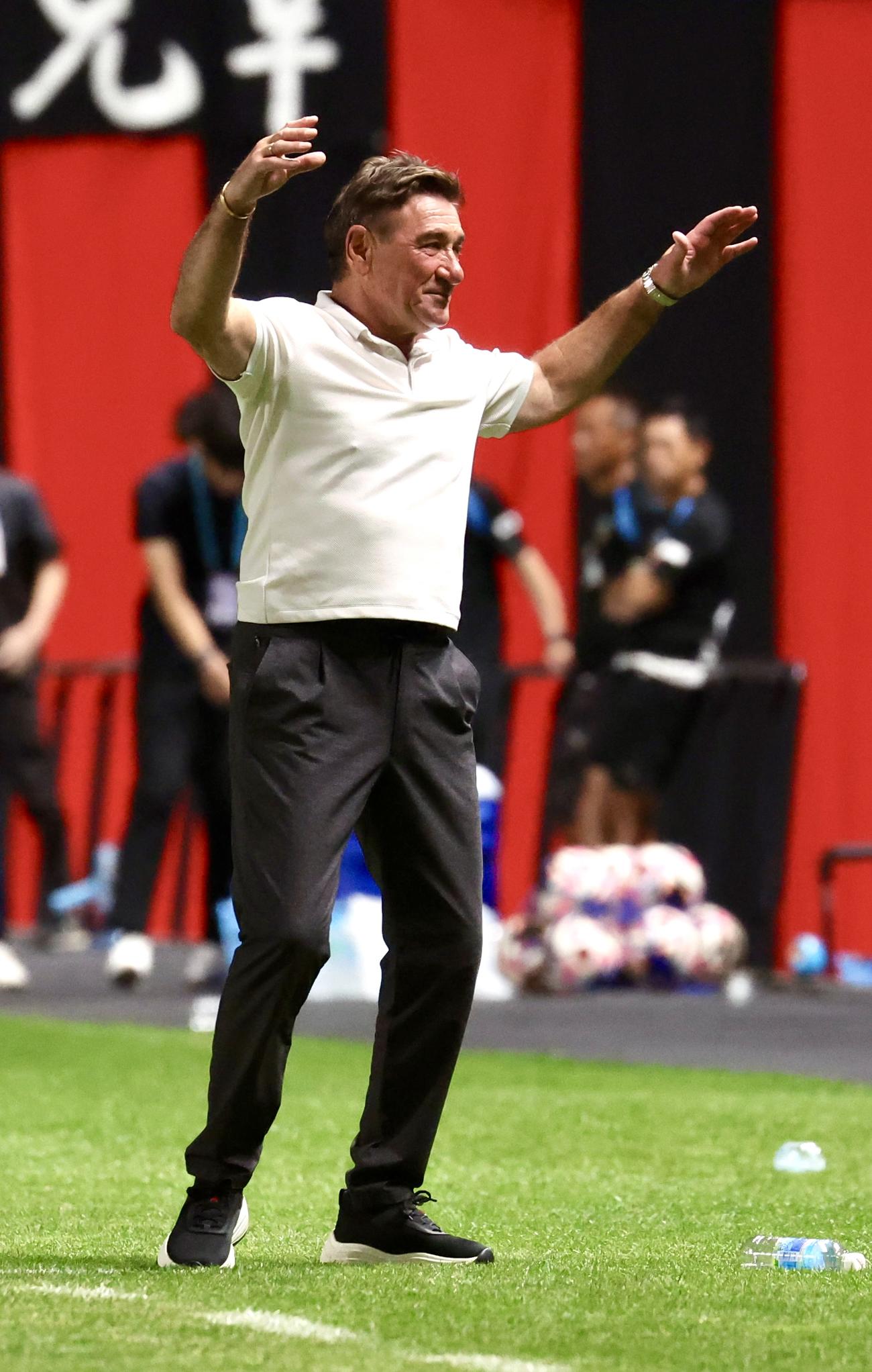 札幌対川崎F　川崎Fに勝利し喜ぶ札幌ペトロビッチ監督（撮影・佐藤翔太）