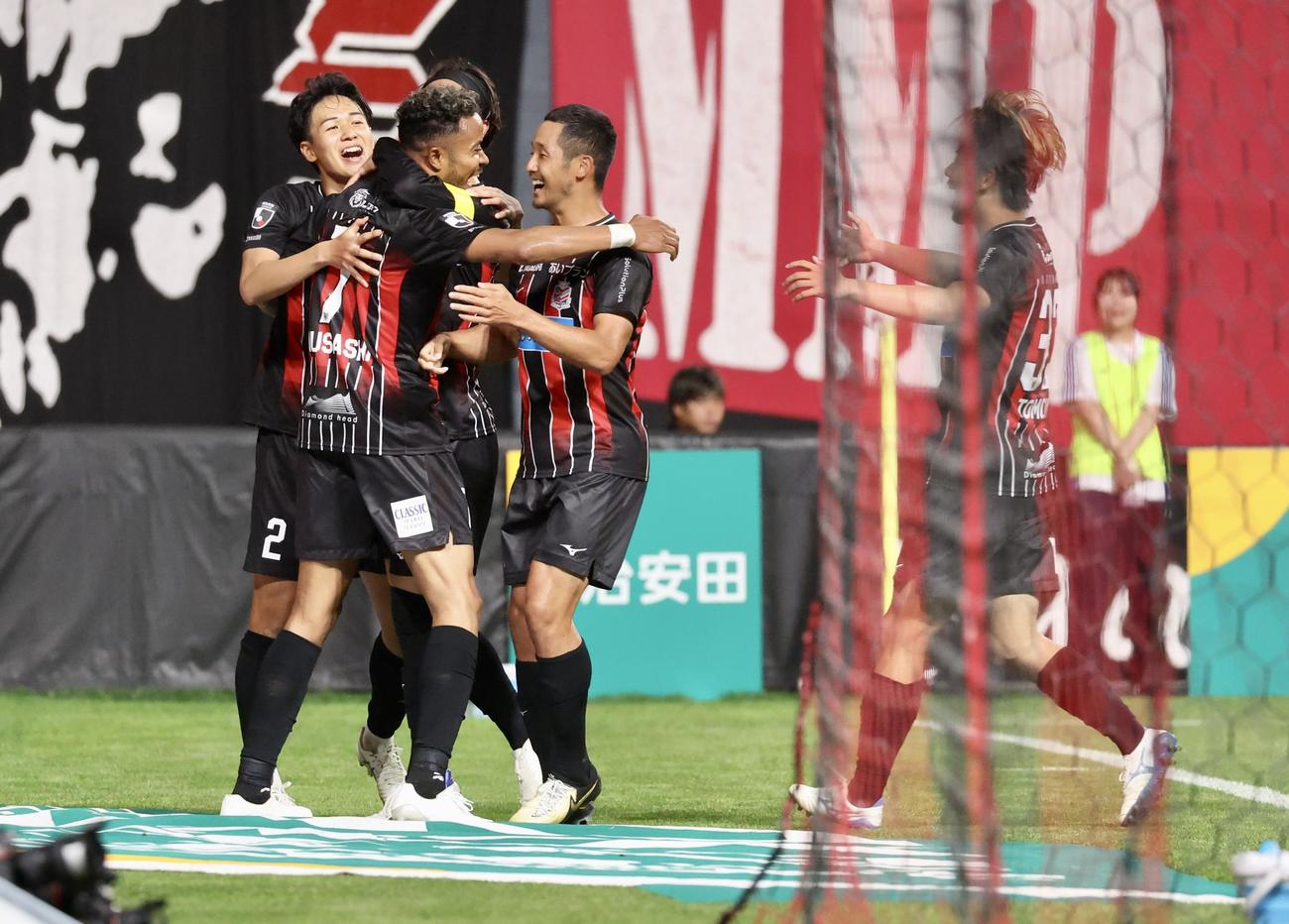 札幌対川崎F　後半、ゴールを決めチームメートと喜び合う札幌鈴木（左から2番目）（撮影・佐藤翔太）
