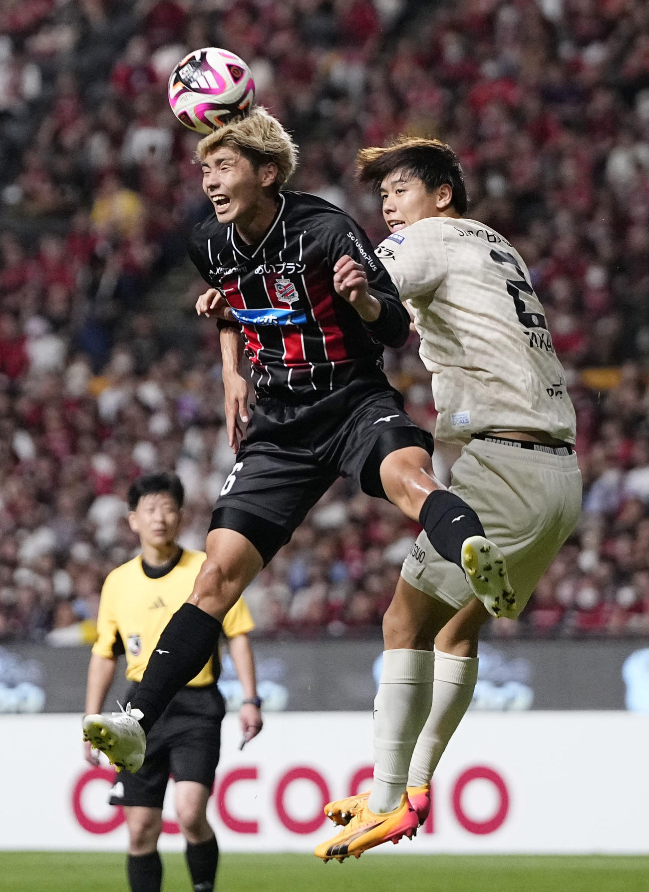 後半、ゴール前で競り合う札幌中村（左）と川崎F高井（共同）