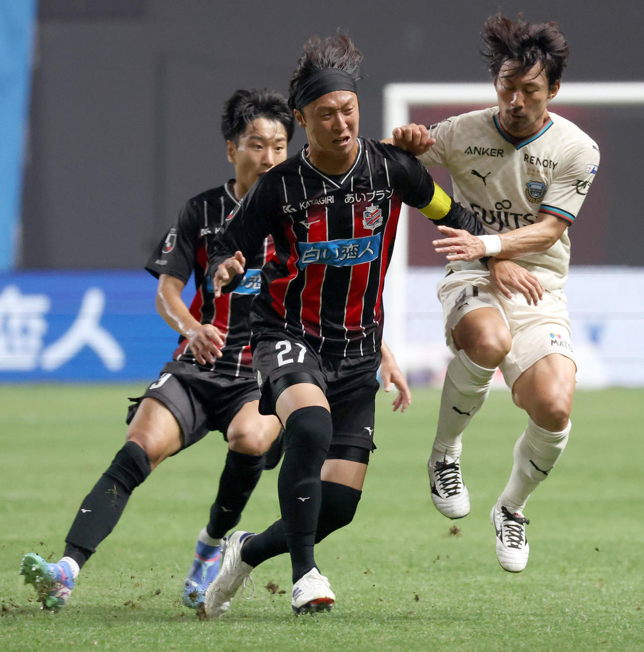 札幌対川崎F　後半、相手のボールを奪う札幌荒野（撮影・佐藤翔太）