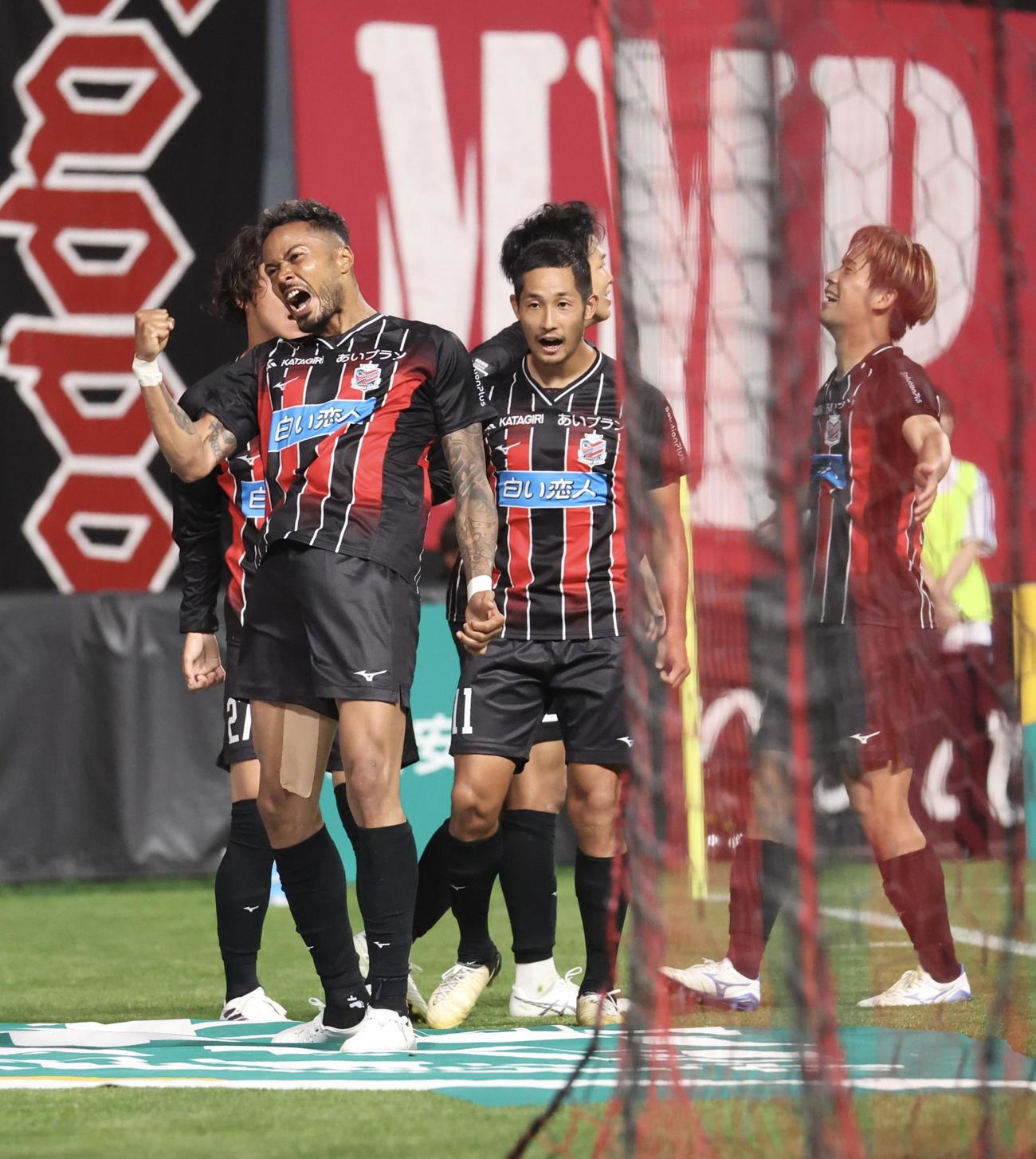 札幌対川崎F　後半、ゴールを決めガッツポーズをする札幌鈴木（撮影・佐藤翔太）