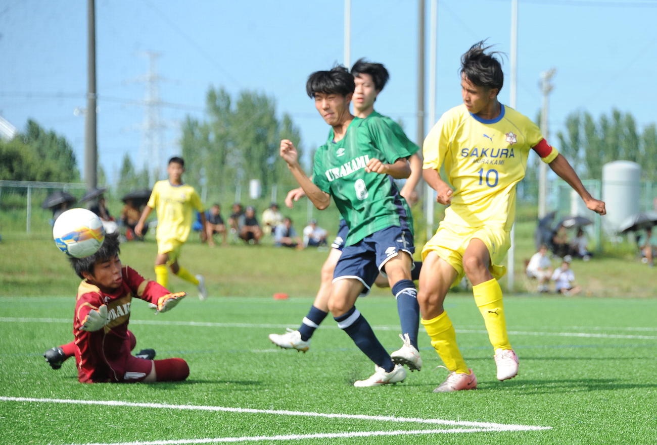 前半31分、右足アウトサイドで先制点を決める村上桜ケ丘・鈴木（右）（撮影・小林忠）