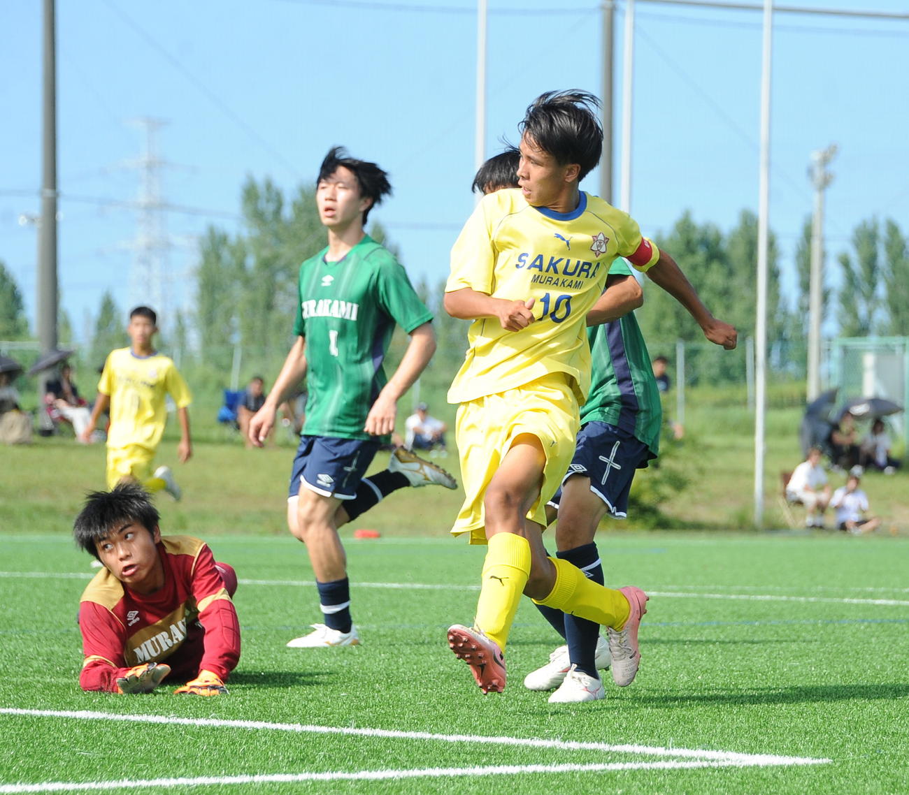 前半31分に先制点を決めた村上桜ケ丘・鈴木（右）（撮影・小林忠）