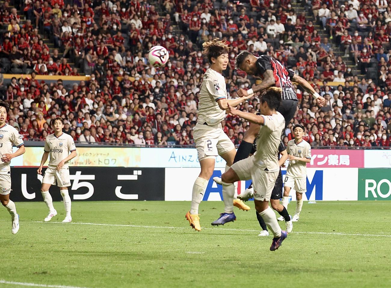 札幌対川崎F　後半、ゴールを決める札幌鈴木（撮影・佐藤翔太）