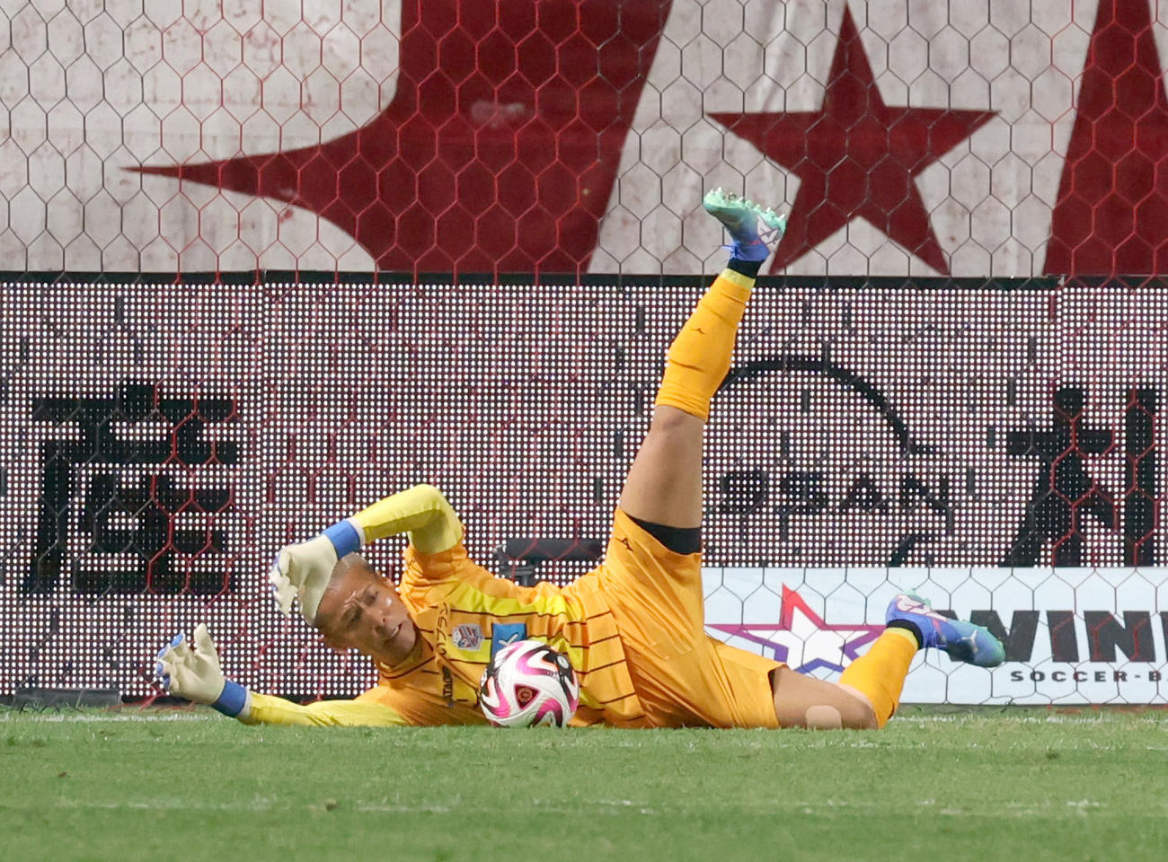 札幌対川崎F　前半、相手のシュートをセーブする札幌GK菅野（撮影・佐藤翔太）