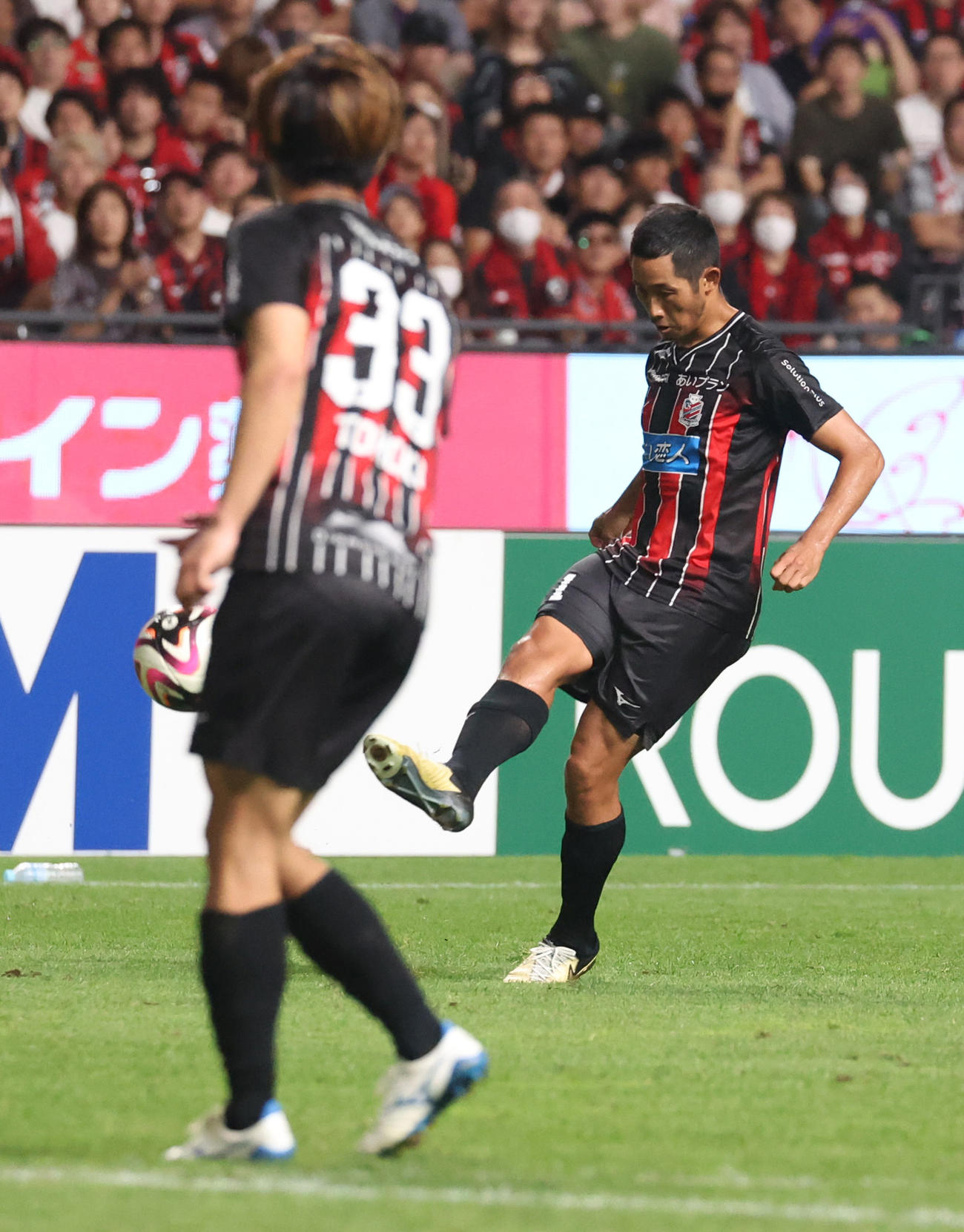 札幌対川崎F　後半、札幌鈴木にクロスを上げる青木（撮影・佐藤翔太）