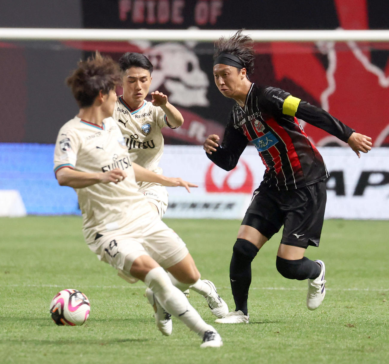 札幌対川崎F　後半、ドリブルをする札幌荒野（撮影・佐藤翔太）