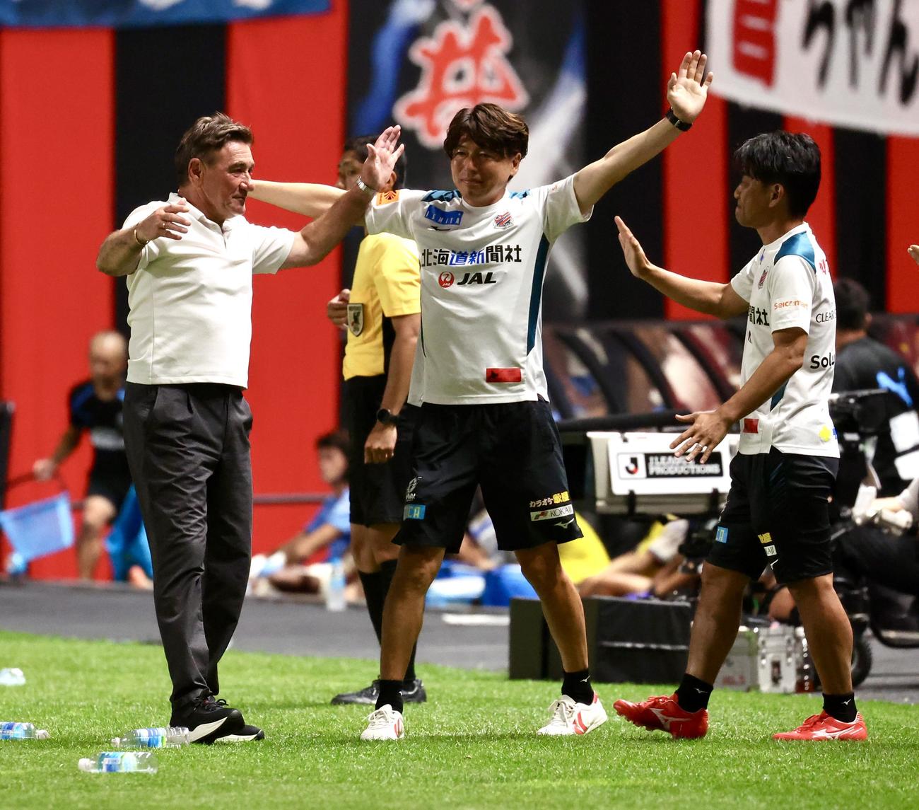 札幌対川崎F　川崎Fに勝利し喜ぶ札幌ペトロビッチ監督（左）（撮影・佐藤翔太）