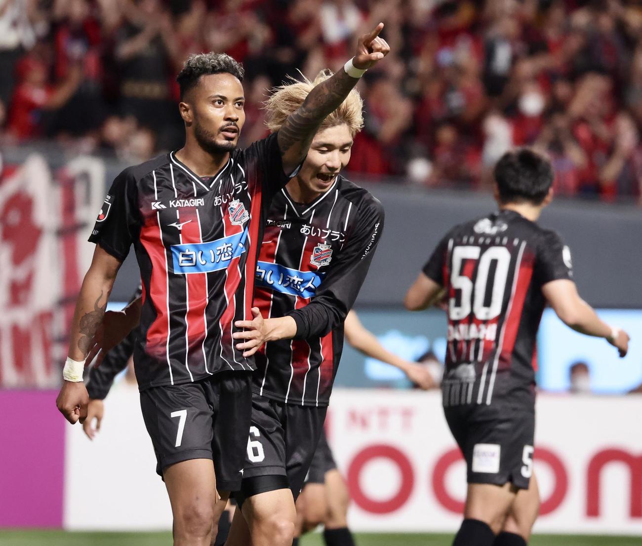 札幌対川崎F　後半、ゴールを決めポーズをとる札幌鈴木（撮影・佐藤翔太）