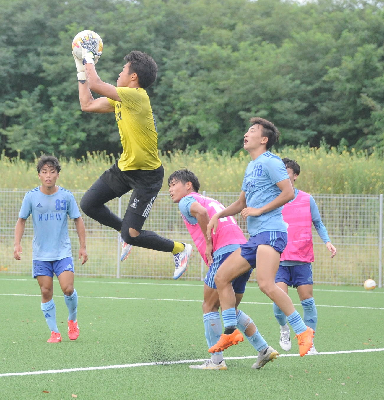 前に出てクロスをキャッチする新潟医療福祉大の桃井（左から2人目）（撮影・小林忠）