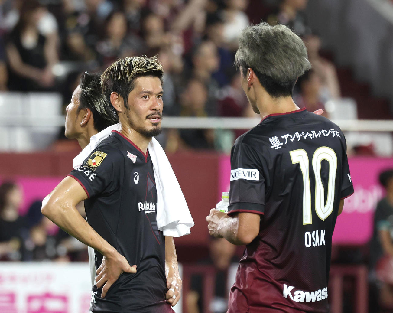 8月25日の神戸対鳥栖　試合後会話を交わす神戸山口（左）と大迫（撮影・白石智彦）