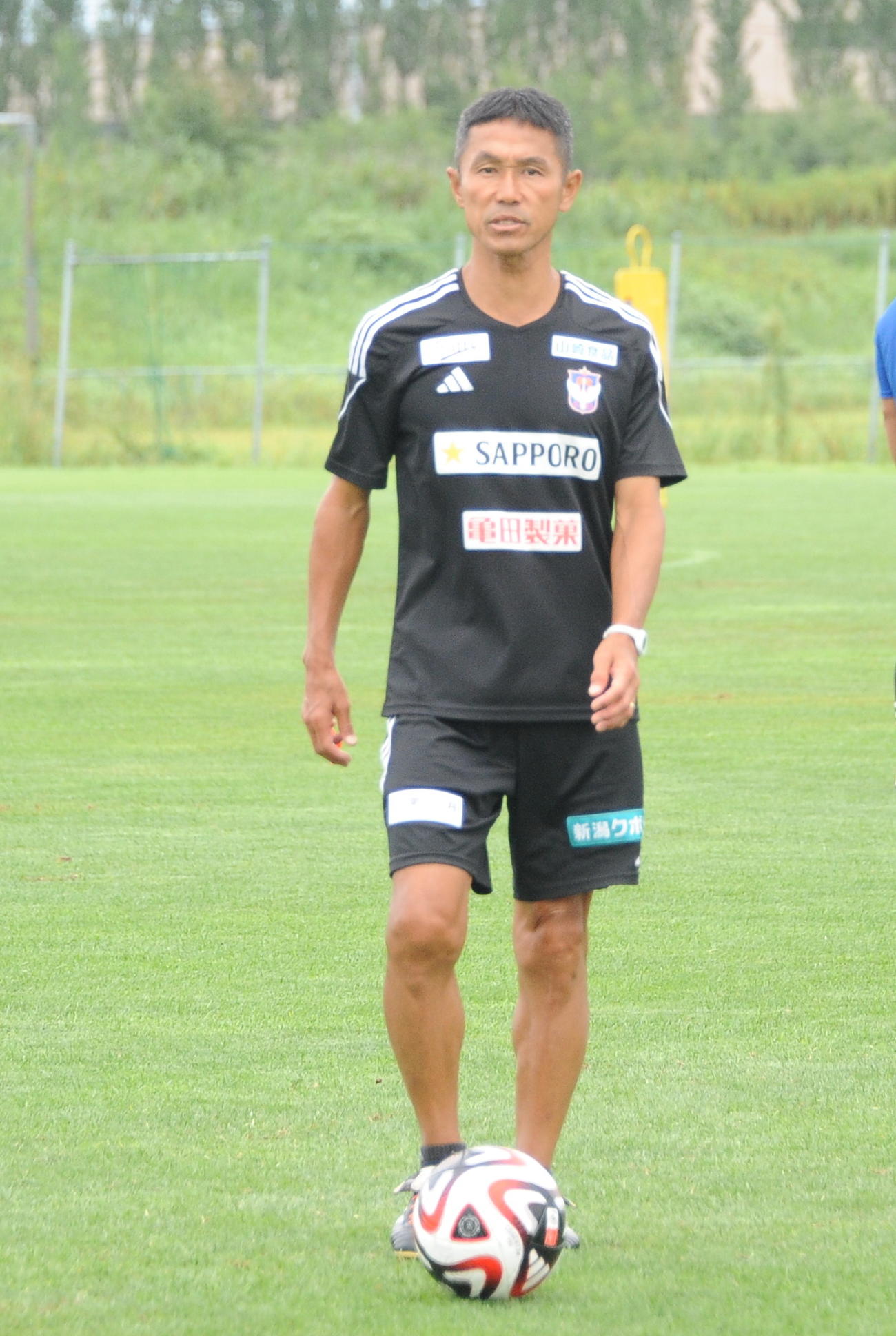 ルヴァンカップ準々決勝町田戦の前日練習開始前に報道陣にあいさつする松橋監督