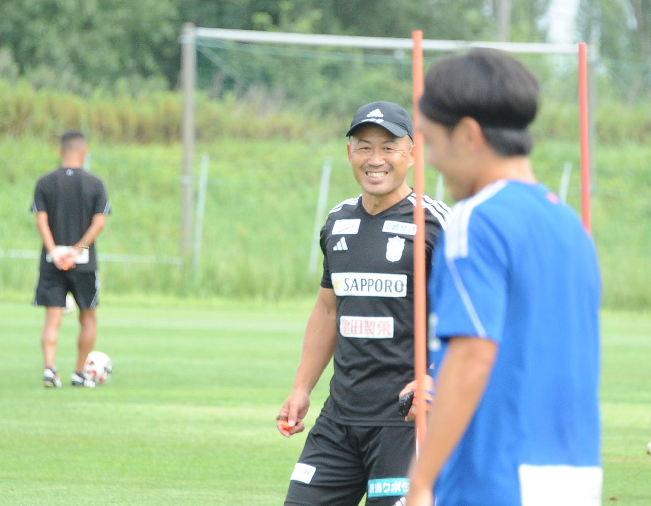松橋監督にグミをプレゼントした安野コーチ（中央）