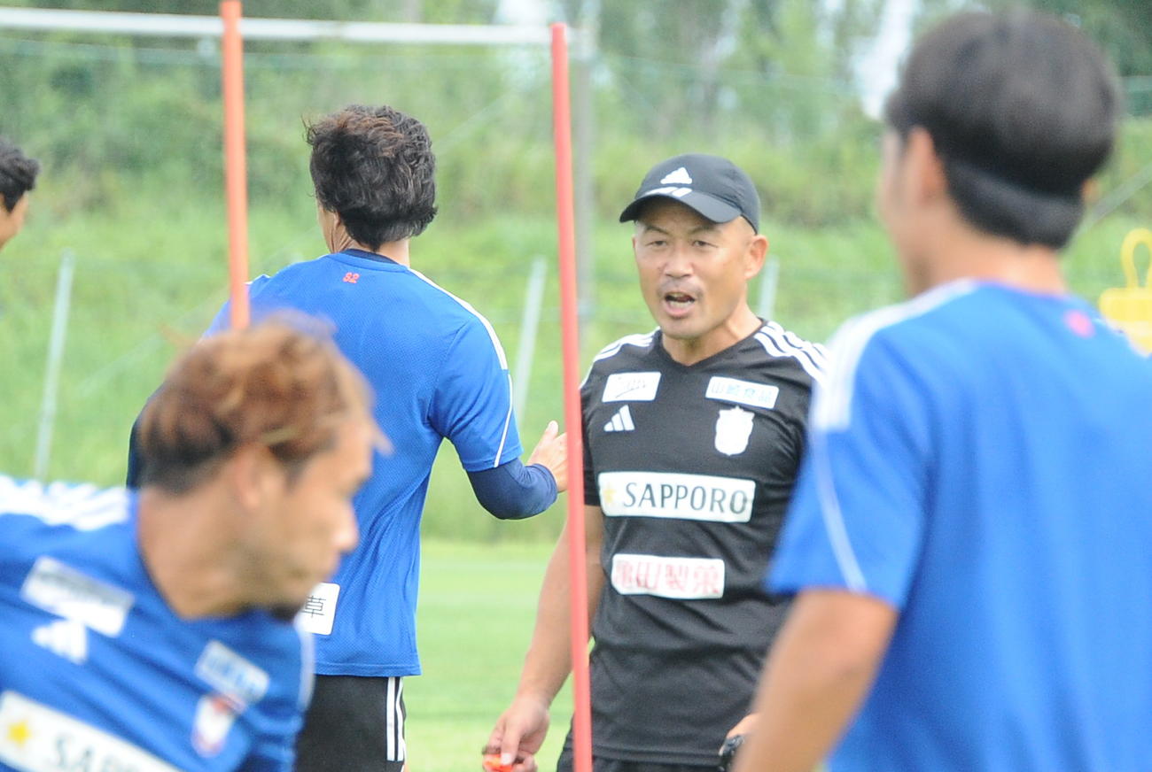 松橋監督にグミをプレゼントした安野コーチ（中央）