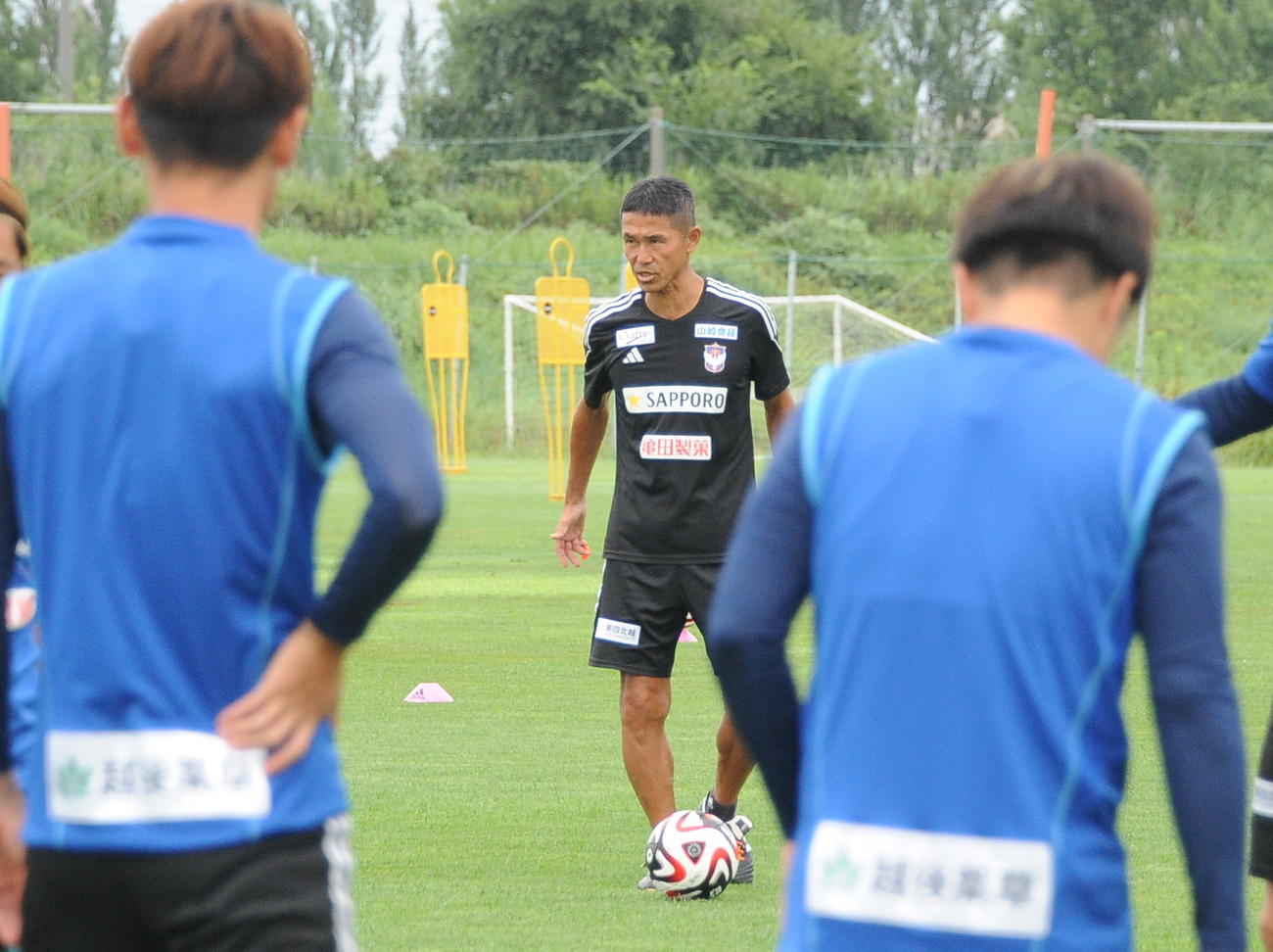 町田戦前日練習で選手を見つめる松橋監督