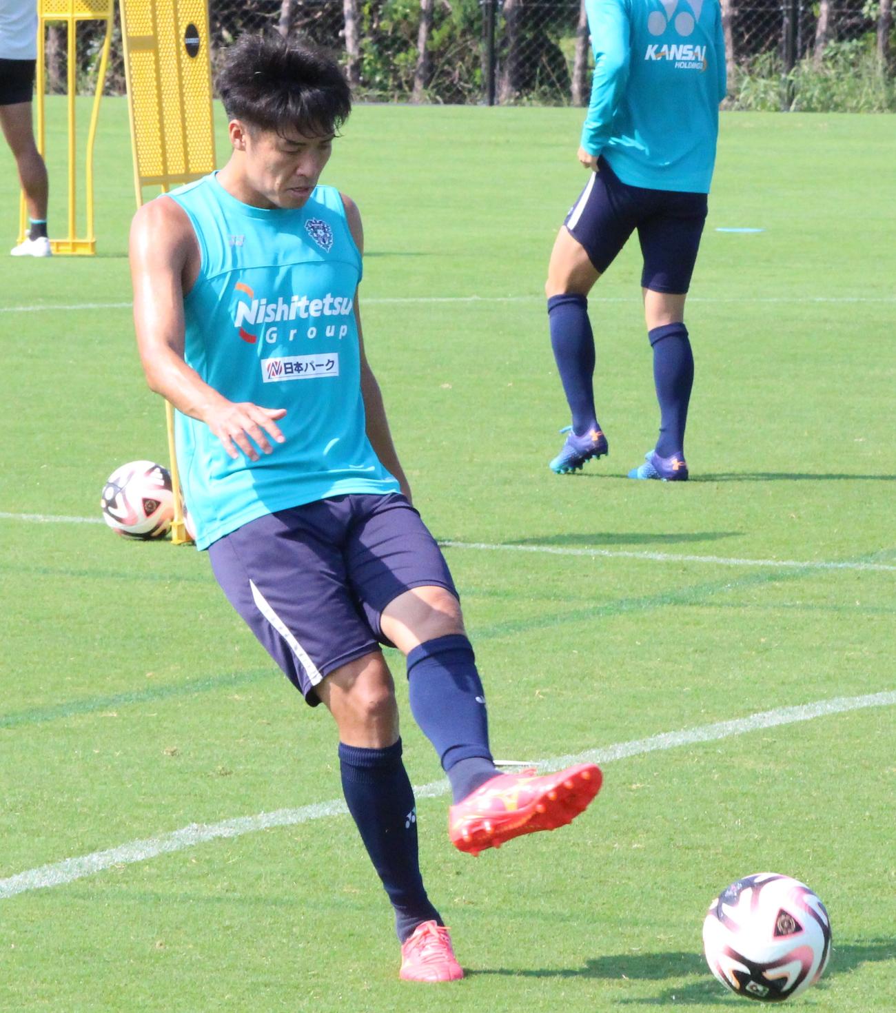練習でボールを蹴る福岡DF宮大樹（撮影・菊川光一）
