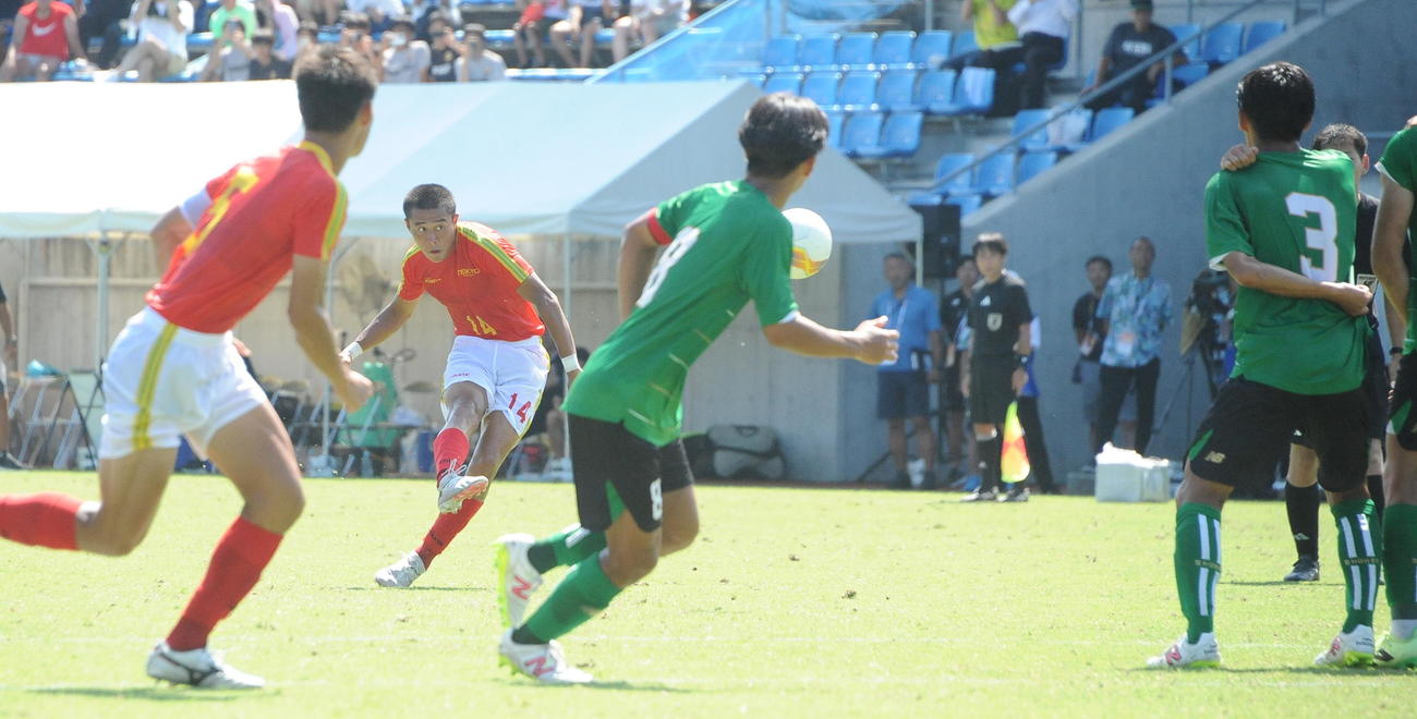 全国高校総体準決勝でFKからゴールを狙う帝京長岡・安野（左から2人目）（撮影・小林忠）