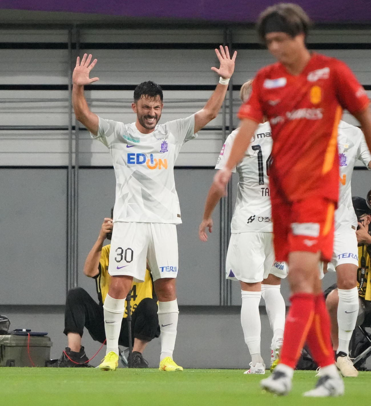 名古屋対広島　後半、先制ゴールを決め喜ぶ広島トルガイ・アルスラン（左）（撮影・森本幸一）