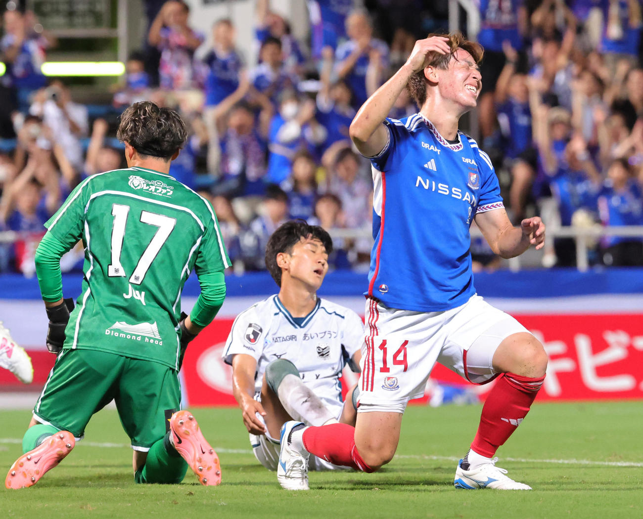 横浜対札幌　後半、チーム3点目がオウンゴールでの得点となり笑顔で悔しがる横浜植中（撮影・野上伸悟）
