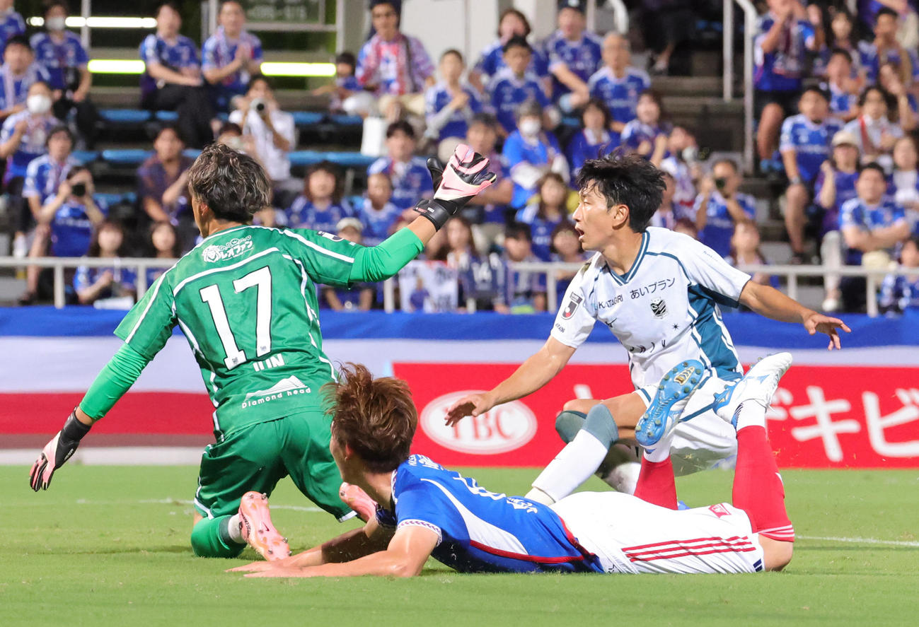 横浜対札幌　後半、札幌はオウンゴールで4点目を失う（撮影・野上伸悟）