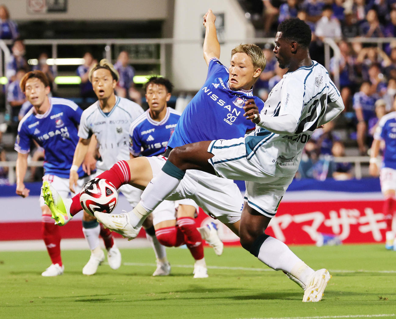 横浜対札幌　前半、ゴールを狙う札幌バカヨコ。右から2人目は横浜畠中（撮影・野上伸悟）