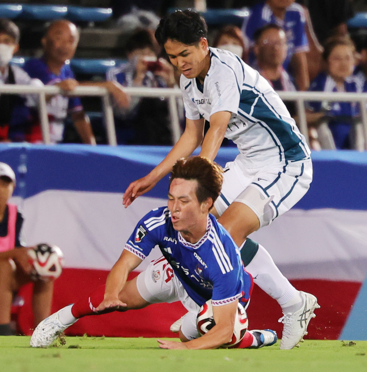横浜対札幌　前半、相手と競りあう横浜植中（撮影・野上伸悟）
