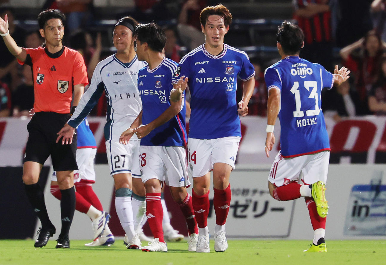 横浜対札幌　前半、先制ゴールを決めた横浜植中（撮影・野上伸悟）