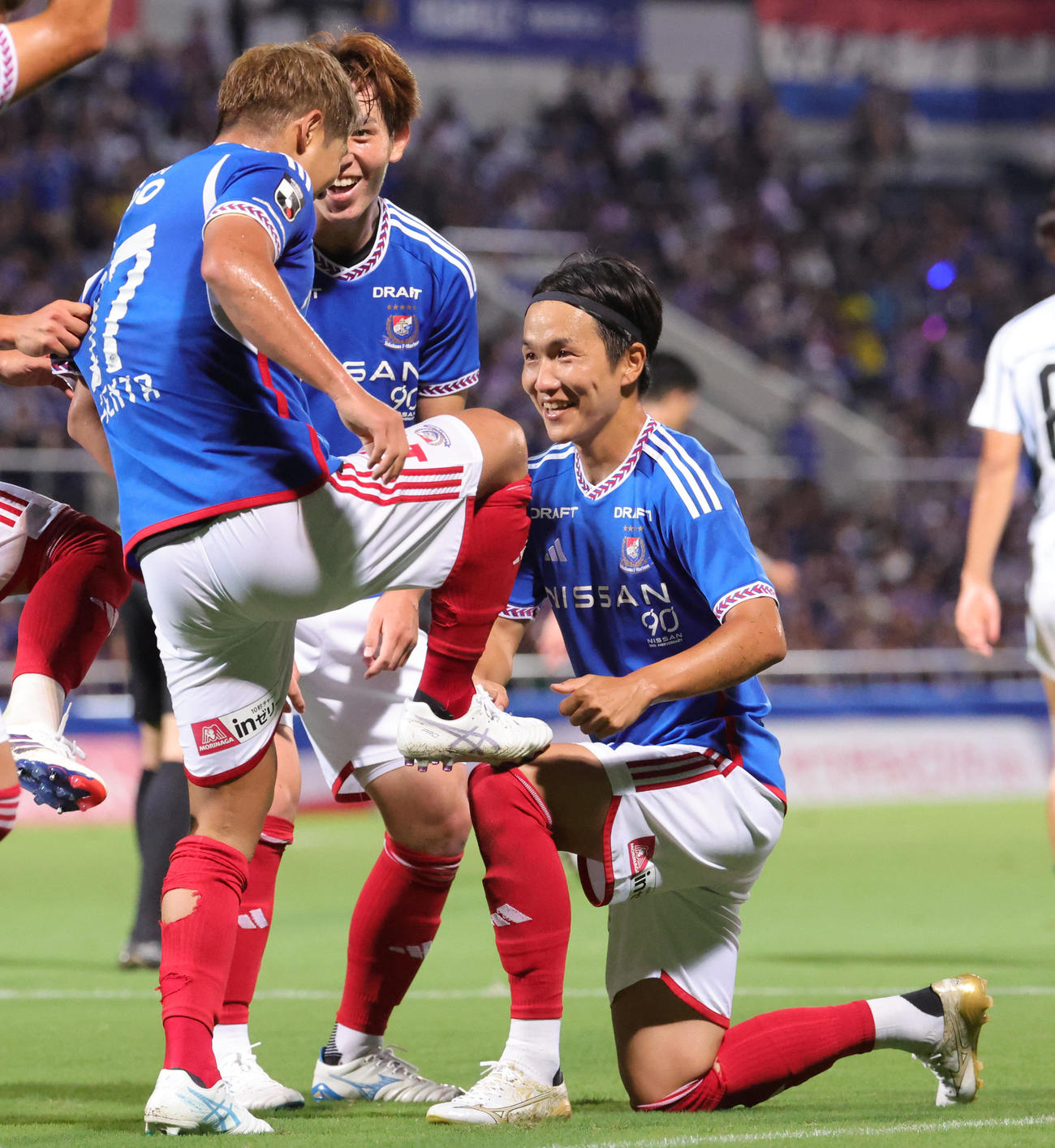 横浜対札幌　後半、4点目のゴールを決めた横浜天野（右）は井上と喜ぶ（撮影・野上伸悟）