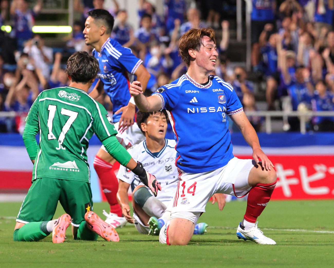 横浜対札幌　後半、チーム3点目がオウンゴールでの得点となり笑顔で悔しがる横浜植中（撮影・野上伸悟）