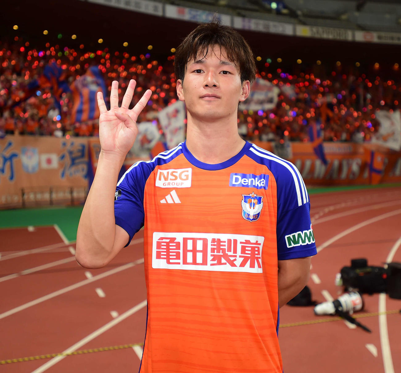 新潟対町田　勝利し4点ポーズを決める新潟長倉（撮影・大島享也）