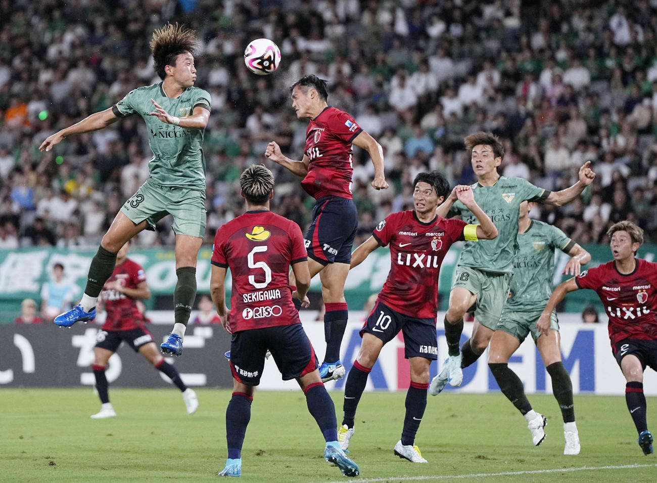 前半、空中で競り合う東京V綱島（左端）、鹿島植田（同3人目）ら（共同）