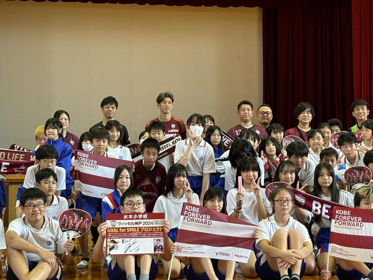 神戸市内の小学校を訪問した神戸FW大迫勇也（撮影・永田淳）