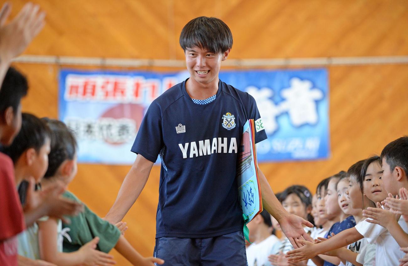 花道をハイタッチしながら歩く磐田鈴木（撮影・神谷亮磨）