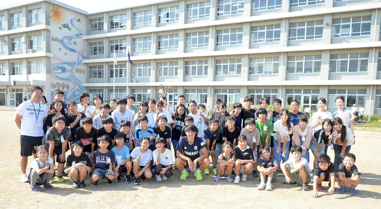 和田東小の6年生と記念撮影する磐田鈴木（前列中央）（撮影・神谷亮磨）