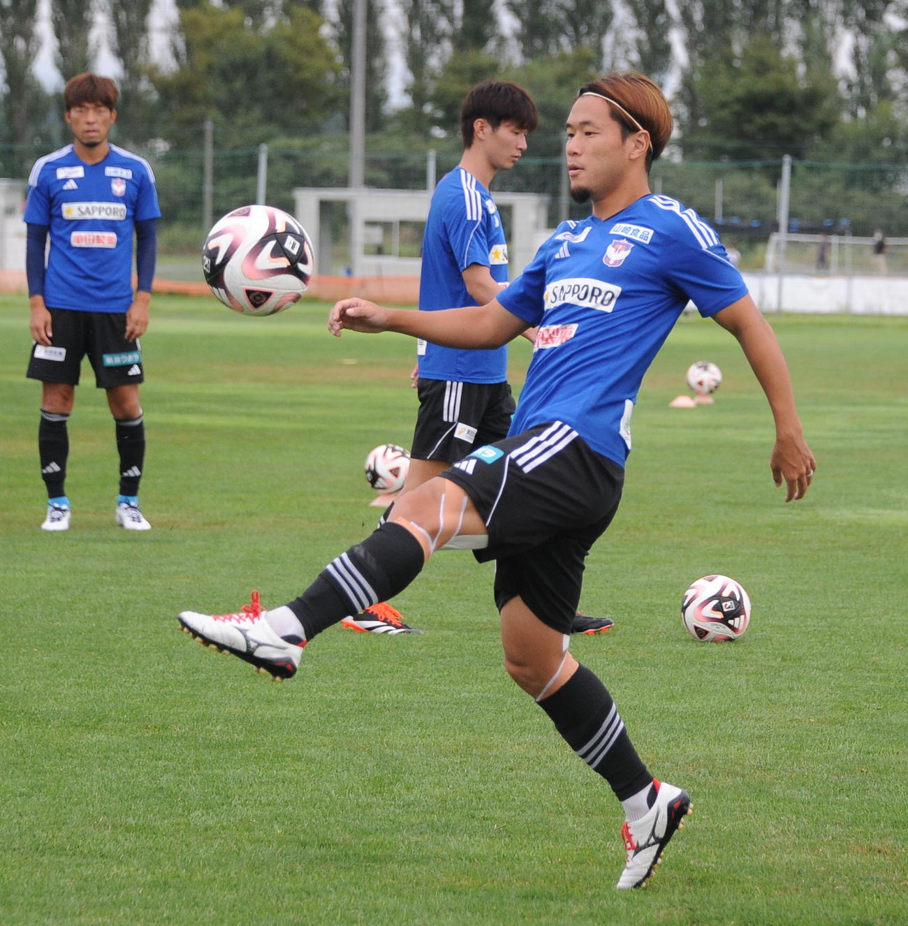 町田とのルヴァンカップ準々決勝第2戦に向けて最終調整する堀米（中央）（撮影・小林忠）