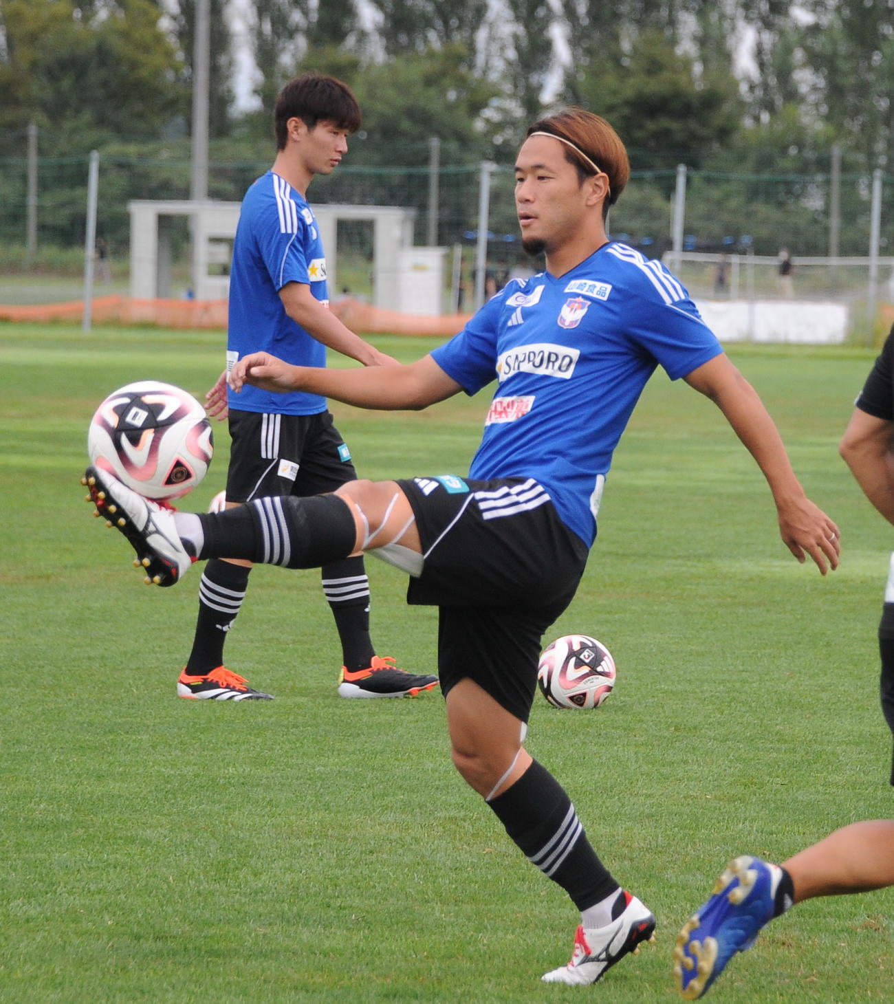 町田とのルヴァンカップ準々決勝第2戦に向けて最終調整する堀米（右）（撮影・小林忠）