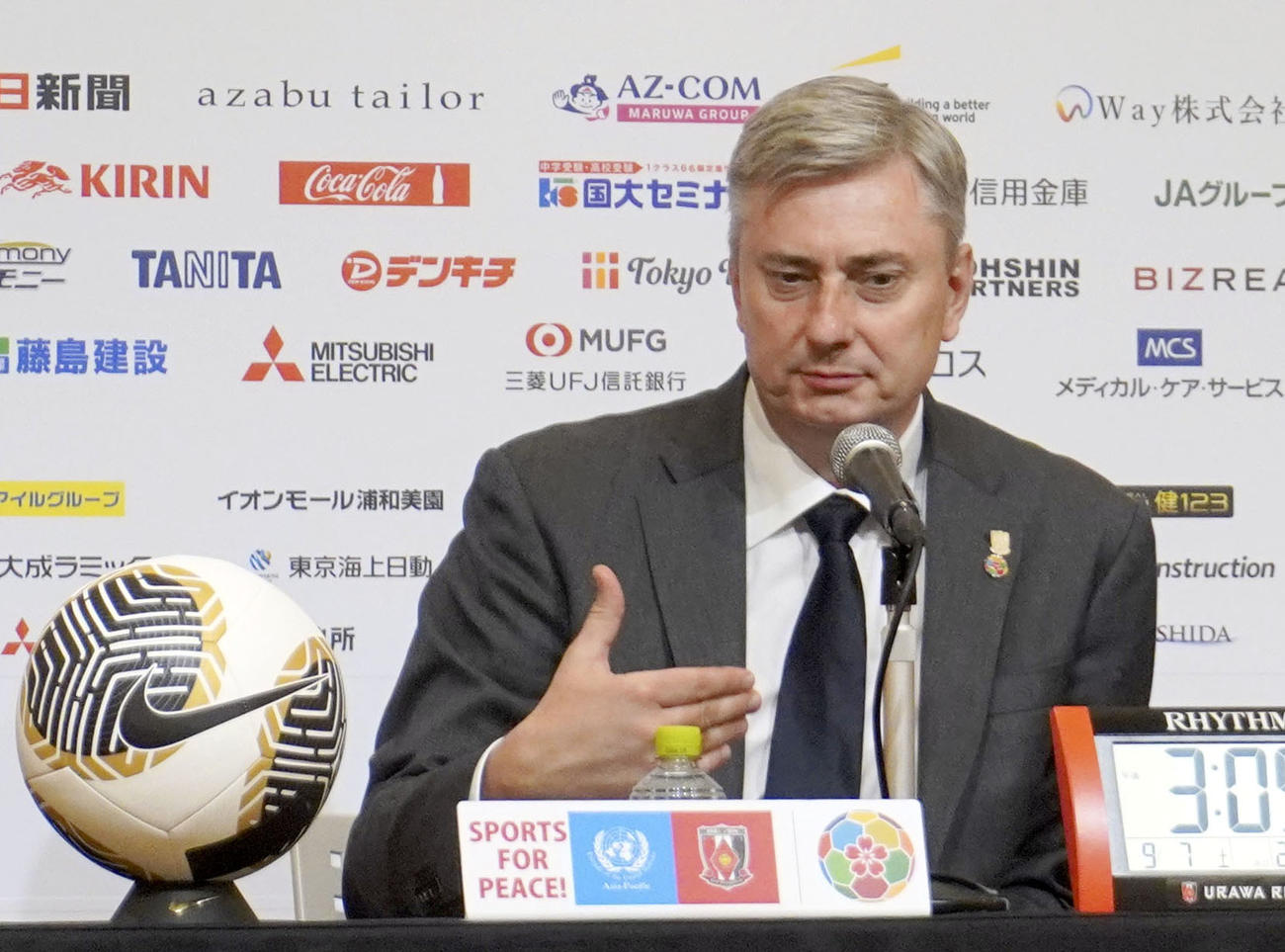 J1浦和に復帰し、記者会見するスコルジャ新監督