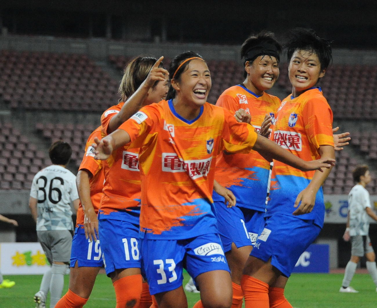 後半26分、ハーフウエーライン付近からの単独突破で決勝点をアシストした新潟L・田中（手前左）（撮影・小林忠）