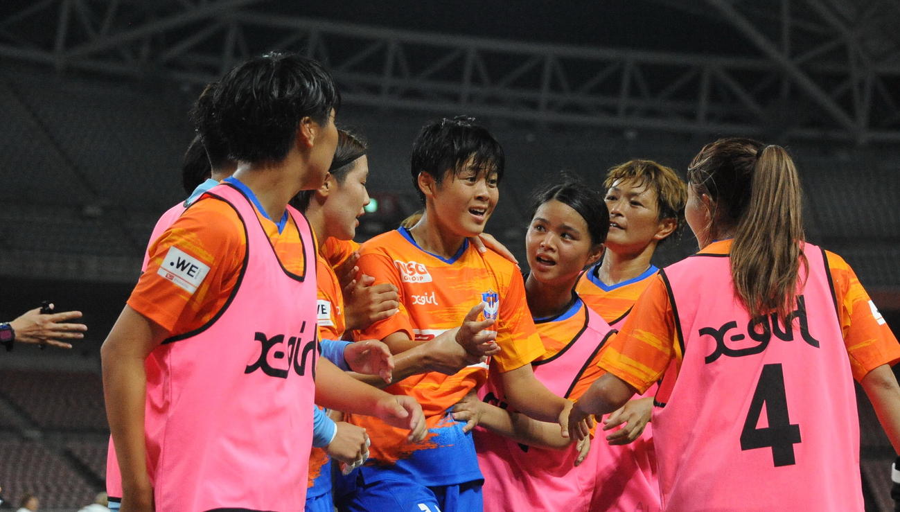 後半26分に決勝点を決め、チームメートから祝福される新潟L・下吉（右から4人目）（撮影・小林忠）